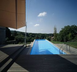 Dřevěná terasa u bazénu