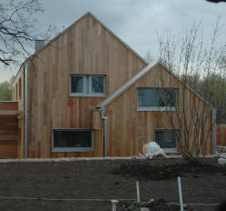Dřevěný obklad střechy a fasády ze západního červeného cedru (clear, přírodní), palubka PD 18x131 TG