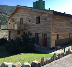 Dřevěné obložení horského hotelu