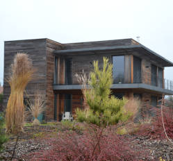 Dřevěná fasáda rodinného domu po deseti letech - západní červený cedr, palubka RD 18x131 (přírodní)